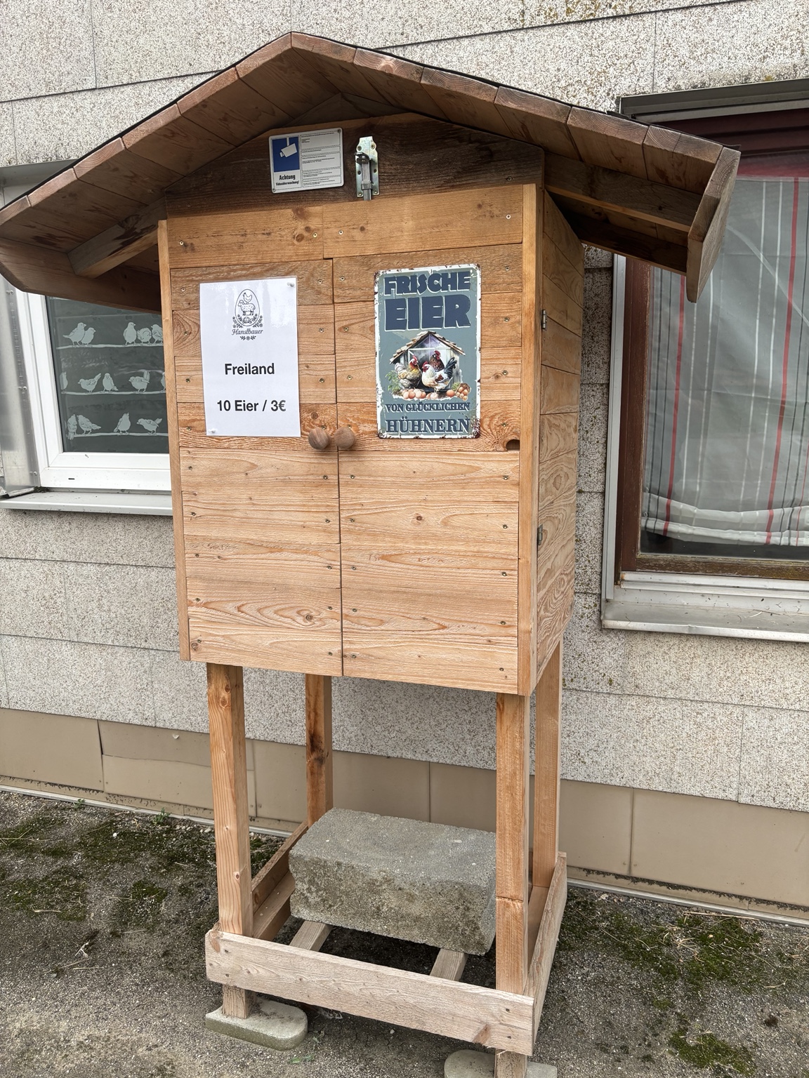 Der hölzerne Eierverkaufsstand am Purtlhof